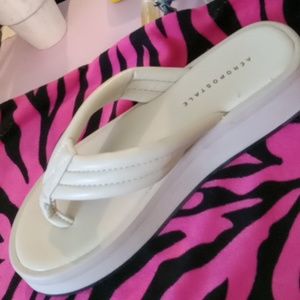 Aeropastle flip flops